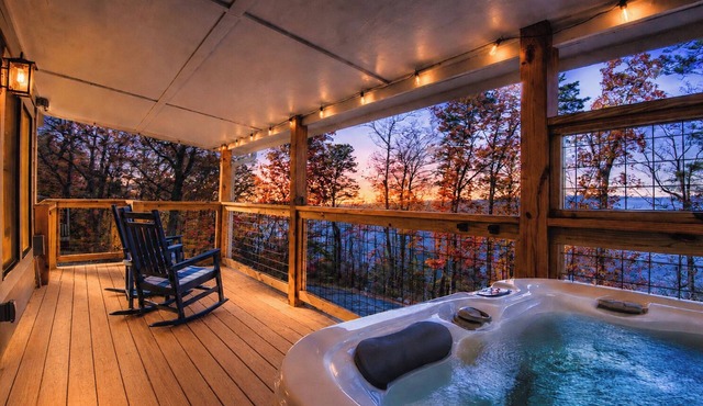 Luxury Couples Getaway - King Bed - Hot Tub - Beautiful Views