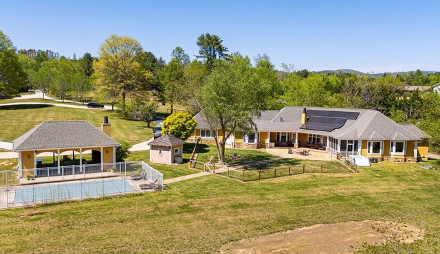 Luxury Estate w/Pool, Hot Tub Free Tix Sleeps 12