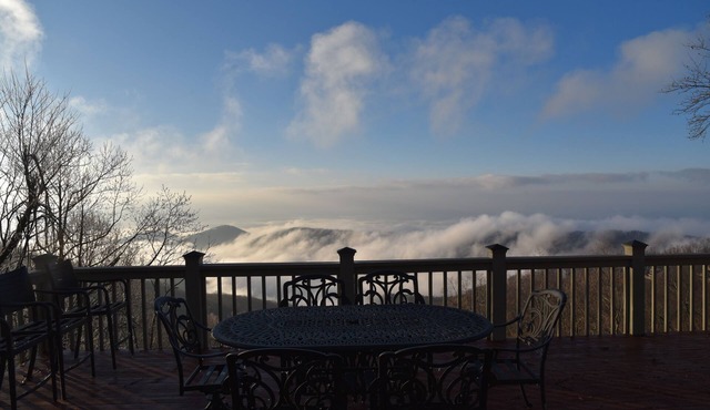 Luxury Mountain Escape Golf Hiking Waterfalls 3BR Cabin w/Hot Tub,