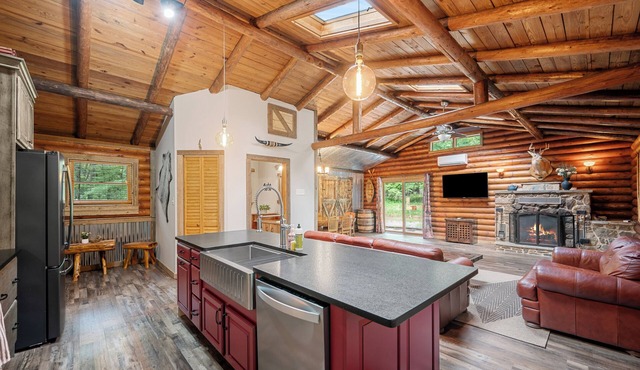 Magical Log Cabin w/Fireplace/15 min to Harpers