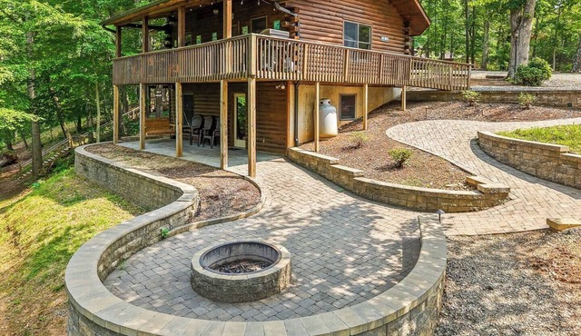 Main Channel Lots of Water. Comfy Cabin with stunning lake views, perfect for a serene escape at SML.