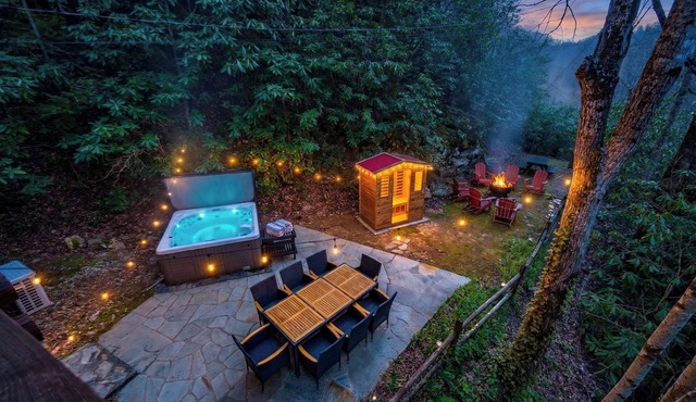 Mama Bear Cabin w/Creek, fire pit, sauna, hot tub