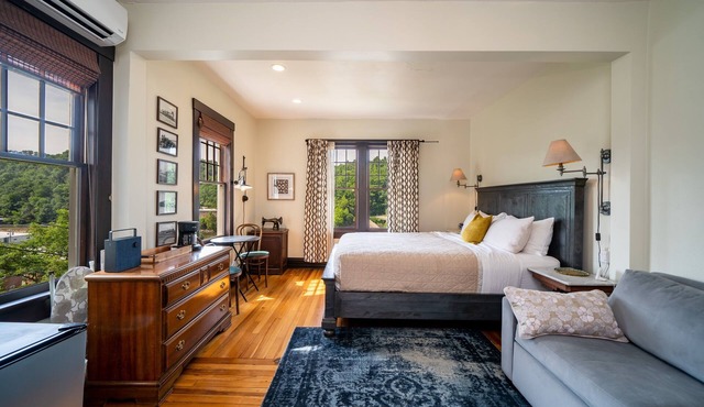Marshall Inn Riverview Guestroom, Walk Downtown in Marshall