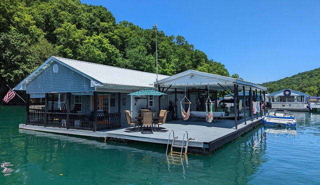MarshMellow Floating House @ Whitman Hollow Marina- Norris Lake