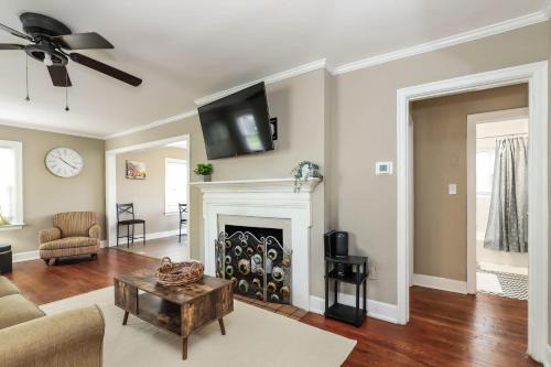 Maywood Sanctuary Stylish 3BR, 8 Min to Coliseum & UNCG