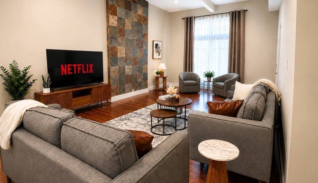 McCormick Meetup - Prime Location - Sleeps 16