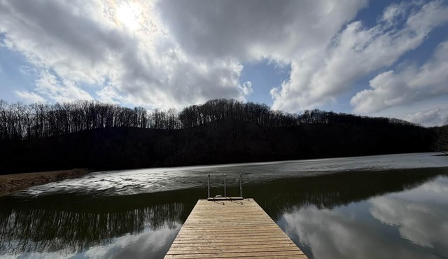 Medora Getaway, Charming Lakefront Retreat in Scenic Medora, Indiana