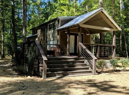Memorable Wooden Cabin Next to Great Hiking Trails in Monteagle, Tennessee