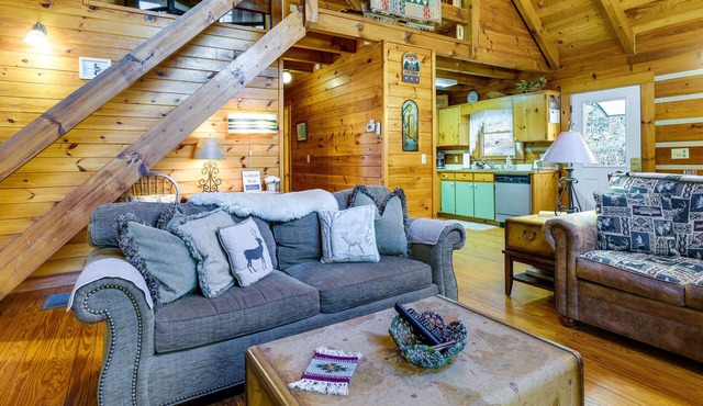 Mineral Bluff Hideaway w/Hot Tub, Grill, Fire Pit