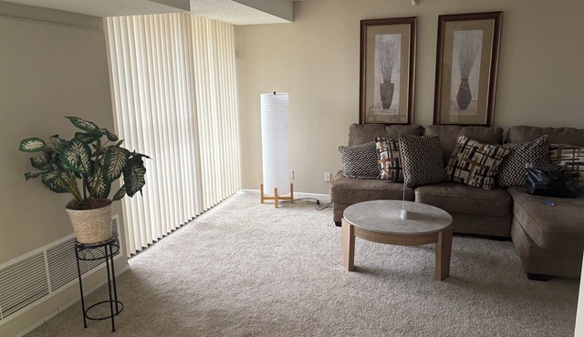 Modern 1BR Riverfront Apartment near Reds Stadium w/Pool, Gym & Rooftop Deck