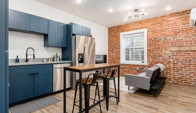 Modern 1BR Studio - Downtown Access & Pets Welcome in Columbus