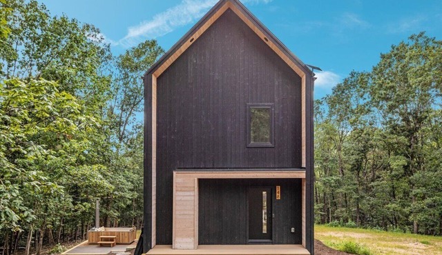 Modern 2-Bedroom Scandanavian Style Chalet Near Shenandoah Natl Park w/Hot Tub