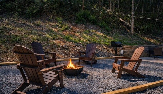 Modern 2BR Creekside Cottage, Minutes to Pigeon Forge, No steep roads