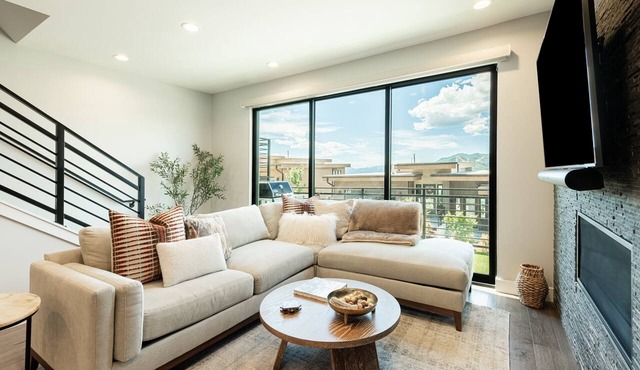Modern 3BR Hideout Vista Retreat w/Hot Tub 10 Min to Park City & Jordanelle in Hideout