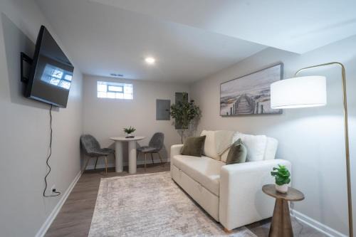 Modern Apt w Private Entrance Washer Dryer Free Parking