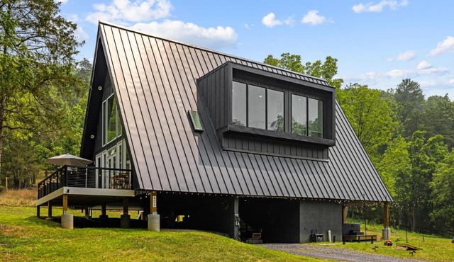 Modern Chalet w Hot Tub Deck & Loft Game Room