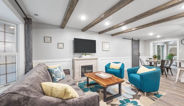 Modern & Clean 3 Bedroom House with Sunroom