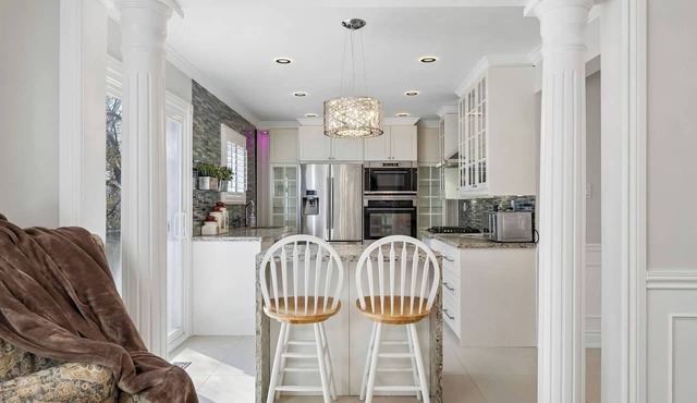 Modern Comforts, Quiet Neighborhood, Free 02 Parking in Pickering