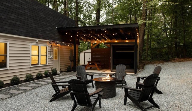 Modern Forest Hideaway, HUUM Sauna, Fire Pit, & Jacuzzi in Mint Hill