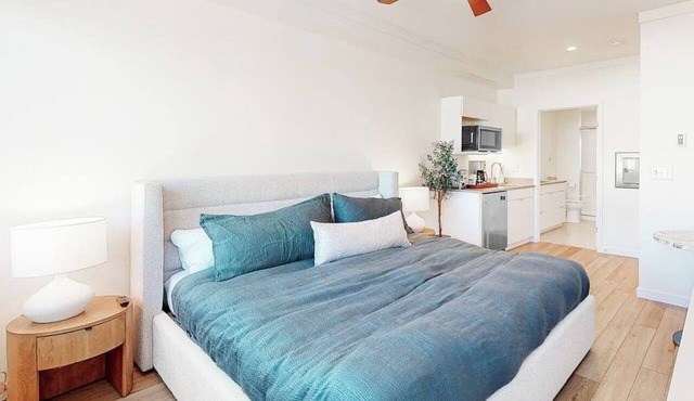 Modern ground-floor studio with mountain view, kitchenette & parking in Fraser