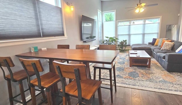 Modern Home 3 King Beds 85" TV EV Charger Near Downtown