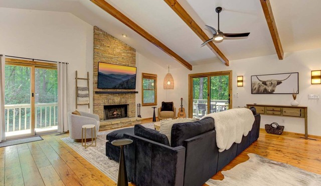 Modern Nomad - Big Canoe Access, Golf Putting Green, Pet Friendly + Ping Pong