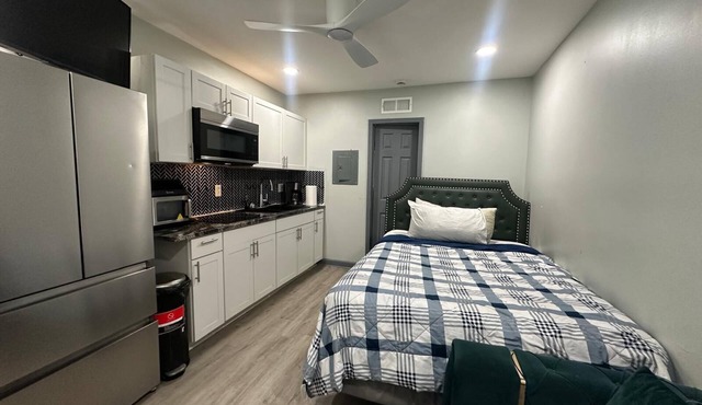 Modern Studio 15 mins from Downtown & Airport in Riverdale