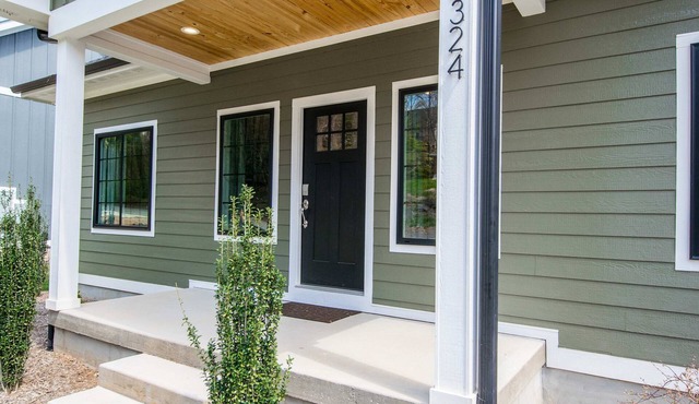 Modern Upper Retreat w Free Tix Deck 2 Suites