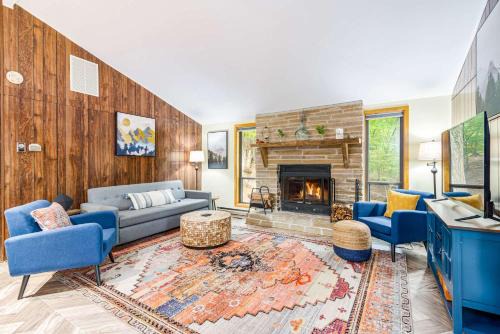 Modern w Fire Pit Deck, Grill & Hot Tub
