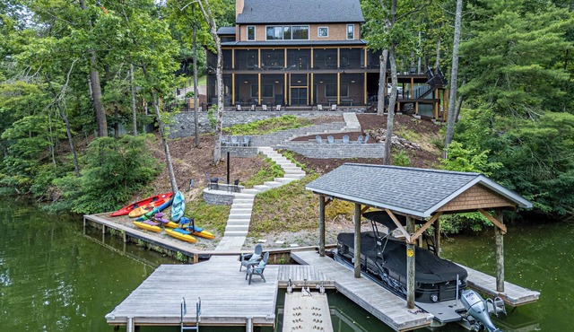 Mountain Lakefront 4 bedroom house with wrap around screen porch, hot tub
