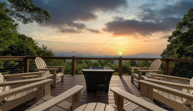 Mountain Views, Pet-Friendly & Jetted Tub | Asheville + Biltmore Pass
