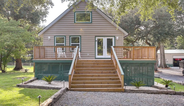 Multi-Level Bonneau Cabin: Walk to Lake! in Bonneau