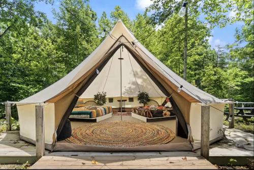 Nature-Forward Glamping Resort with Forest Paths and Meadow Hangouts in Stanton, Kentucky