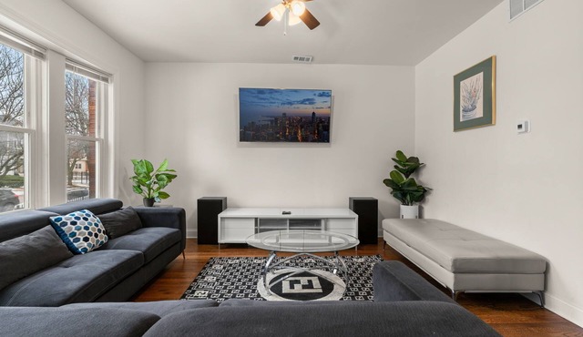 Near UChicago, 3BR Apt, Parking, W/D, 2 Workspaces