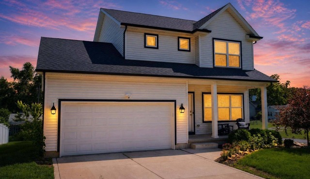 NEW! Cedar Lake 4BR Home for 8 w/Lake Views