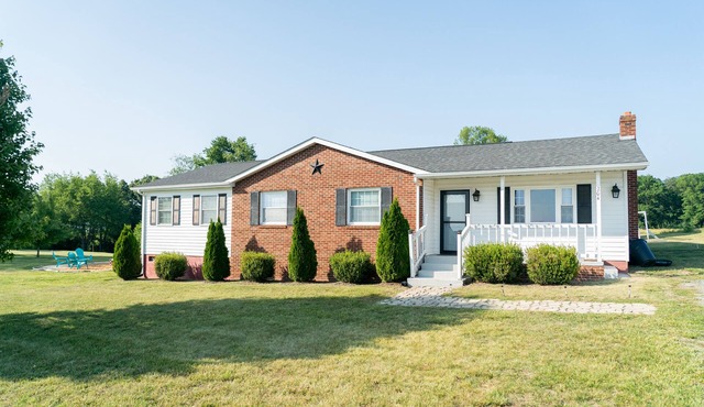 NEW! Farmhouse- Backyard of Shenandoah Nat'l Park
