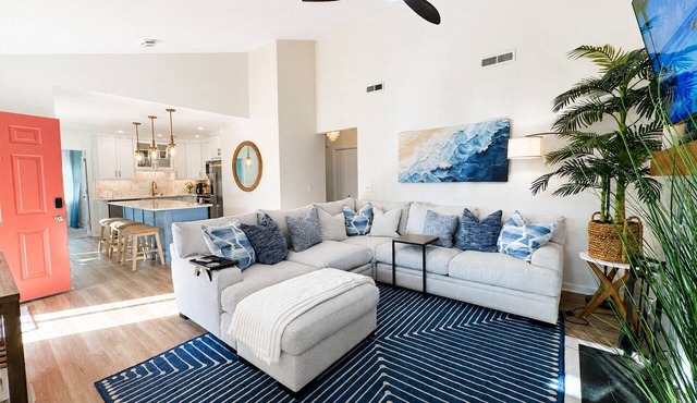 NEW LISTING: Renovated Coastal Home/Fire Pit/UNCW & Beaches