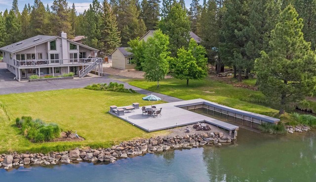 NEW LISTING Riverfront Retreat Peaceful Luxury on the Deschutes River in Bend