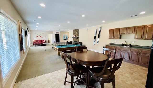 NEW - Spacious + Covered Dock + No wake zone + Kayaks + Theater in Moneta
