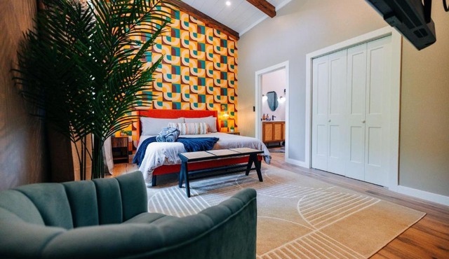 New Unique Silo with Hot Tub & King Beds Sleeps 6