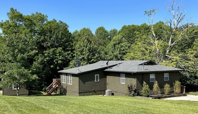 Newly updated Rough River Cottage with deck, grill and firepit!