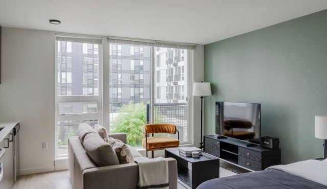 Nice Central District Studio w/Gym, near Parks & Dining, by Blueground in Seattle