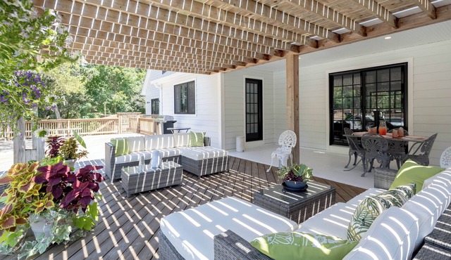 North Fork Mattituck Estate, Spacious Farmhouse Modern on 5 private acres w Pool in Mattituck