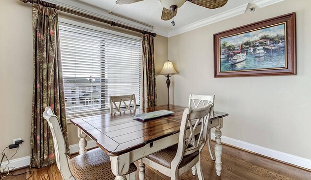 Ocean Views, Balcony, Pool, STEPS to Beach Restaurants Shops
