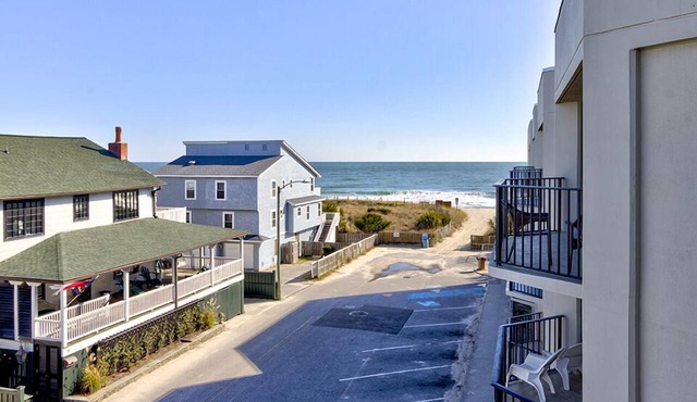Ocean Views, Balcony, Pool, STEPS to Beach Restaurants Shops