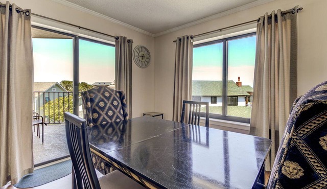 Ocean Views, Balcony, Pool, STEPS to Beach, Restaurants, Shops
