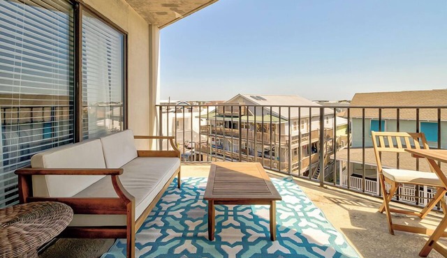 Ocean Views, Balcony, Pool, STEPS to Beach Restaurants Shops