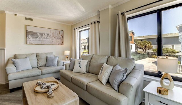 Oceanfront Balcony Views, Pool, STEPS to Beach Restaurants Shops