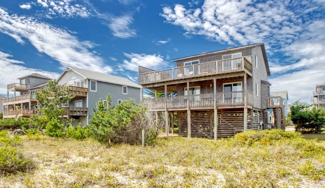 Oceanfront house w/private hot tub, balcony, washer/dryer, WiFi, central AC