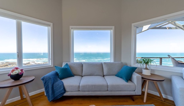 Oceanfront Luxurious Home, Pet Friendly, Hot Tub, Fly In and Walk from Airstrip in Whitethorn